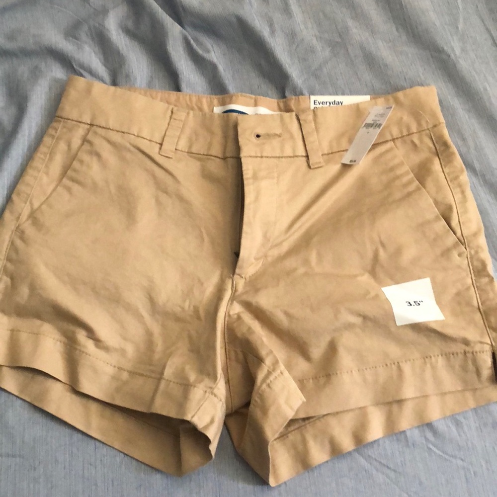 NWT Old Navy khaki Mid-Rise Everyday Shorts 3.5”